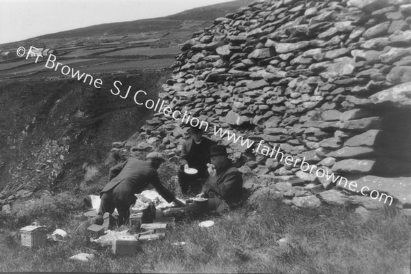 NEAR SLEA HEAD : LUNCH IN DUNBEG